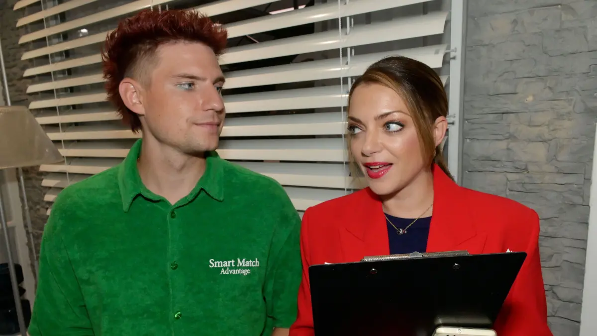 Moritz (Lennart Borchert) unterstützt Emily (Anne Menden) bei ihrem großen Projekt.