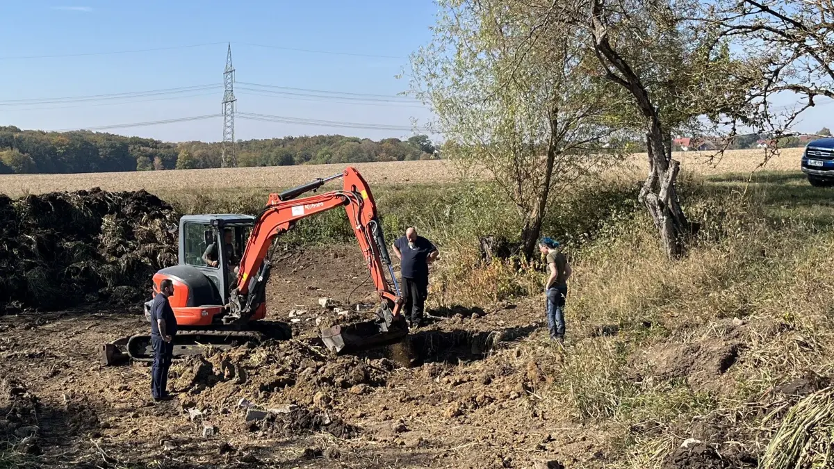 Die Männer vom Kampfmittelräumdienst inspizieren den Krater, den die Panzerfaust bei ihrer Explosion in der Bucher Hüle bei Blaubeuren-Sonderbuch geschlagen hat.