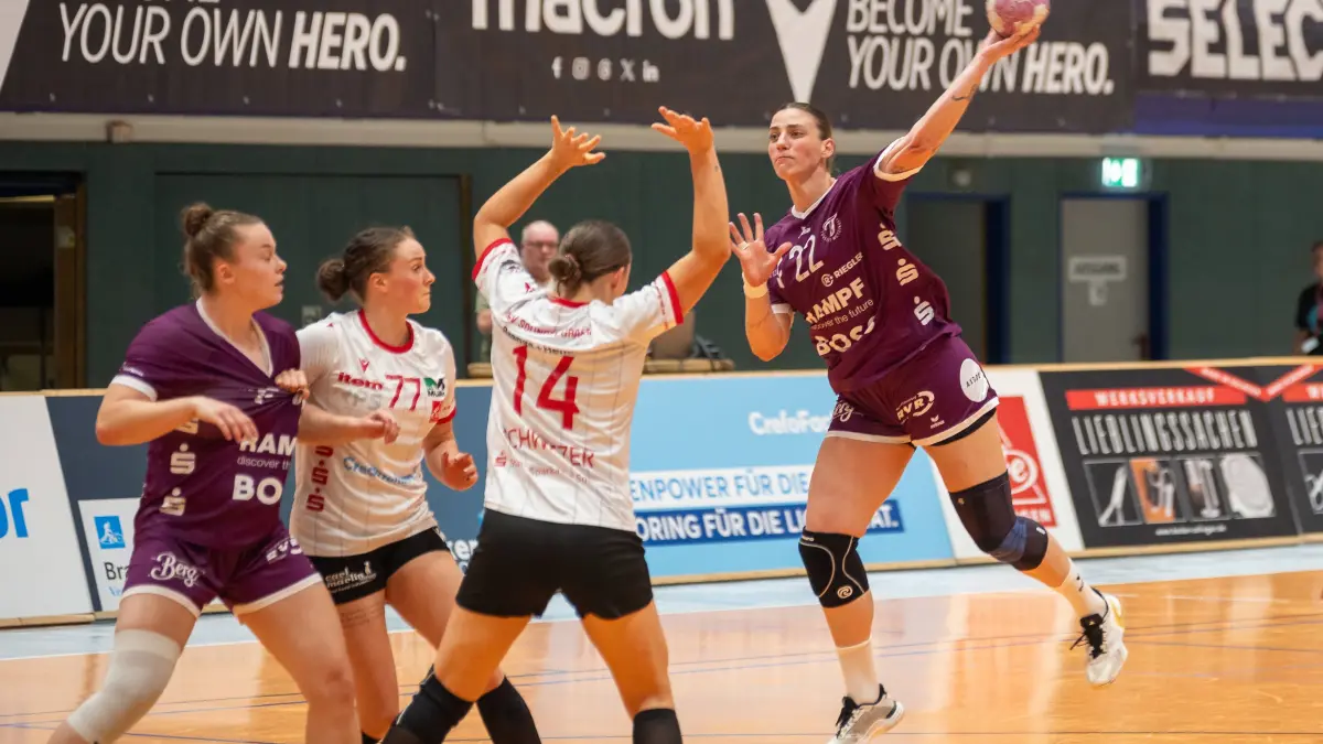 Gabriela Bitolo (rechts) hatte bei der TuS Metzingen gute Szenen. In Summe war es aber zu wenig, was sie und ihre Mitstreiterinnen in Solingen auf die Platte gebracht haben.