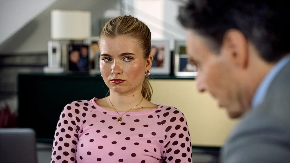 GZSZ: Johanna (Charlott Reschke) wird von ihrem Vater (Wolfgang Bahro) eindringlich daran erinnert, wo ihre Prioritäten liegen sollen.
