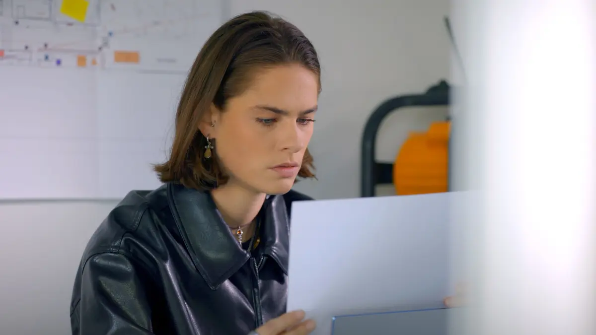 Larissa (Ilka Mahrholz) findet verdächtigte Unterlagen, die nahelegen, dass Ringo doch etwas gegen Benedikt plant.