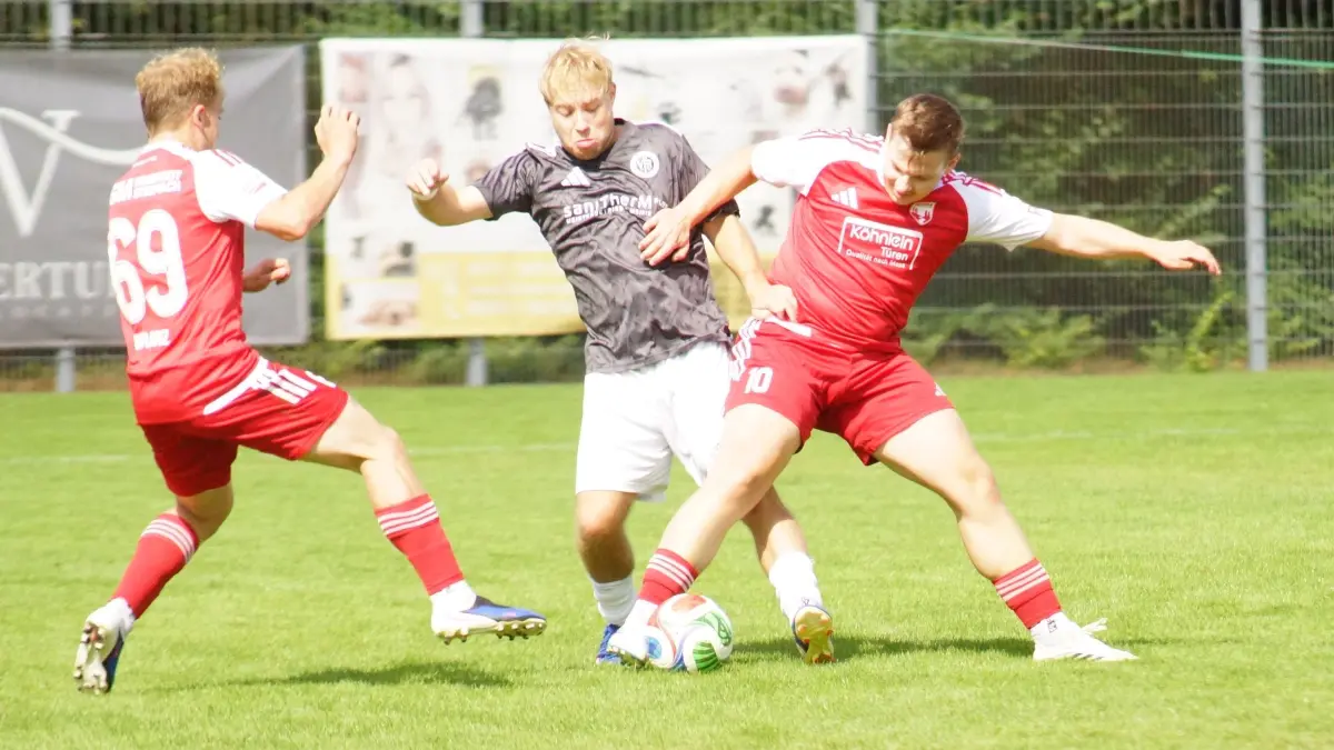 Die SGM Stnofach/Honhardt (rot, hier im Spiel beim VfR Altenmünster) empfängt zum Topspiel den FC Matzenbach.