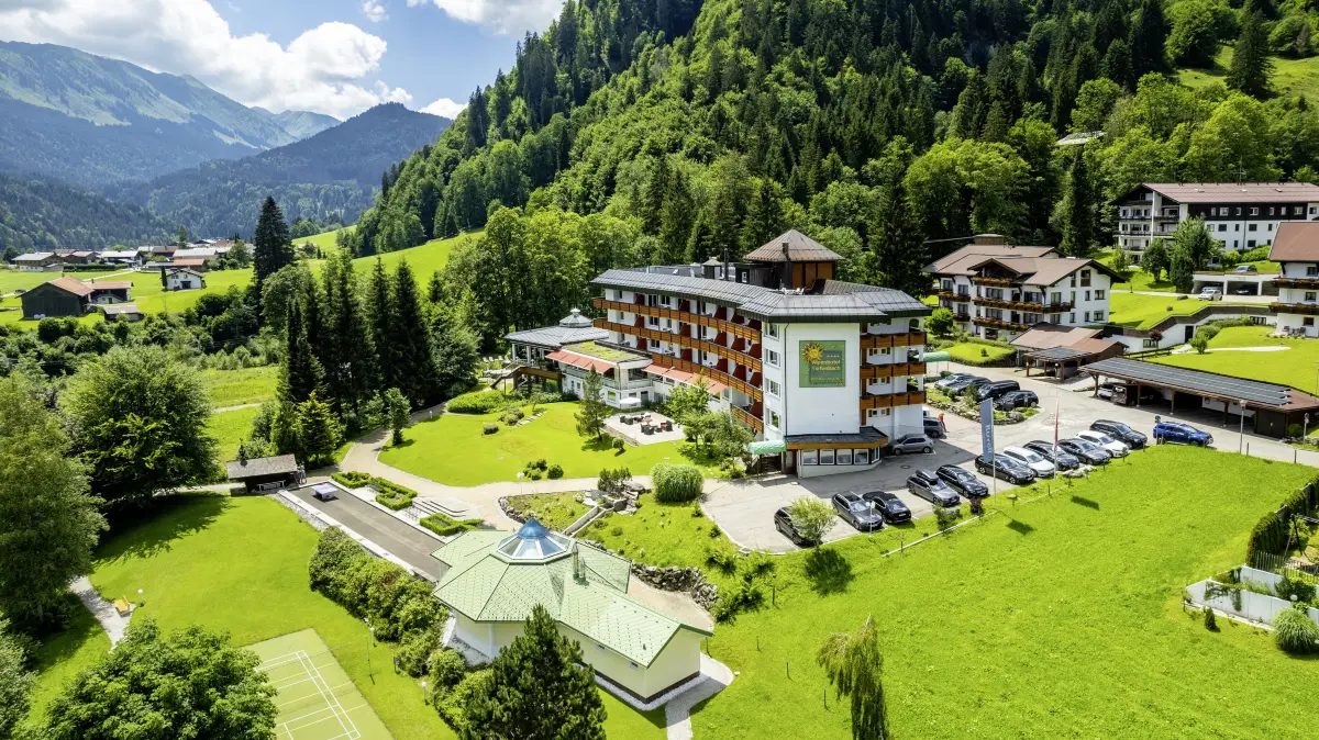 Malerisch gelegen inmitten der Allgäuer Alpen erwartet Gäste des Hotels ein besonderer Aufenthalt.