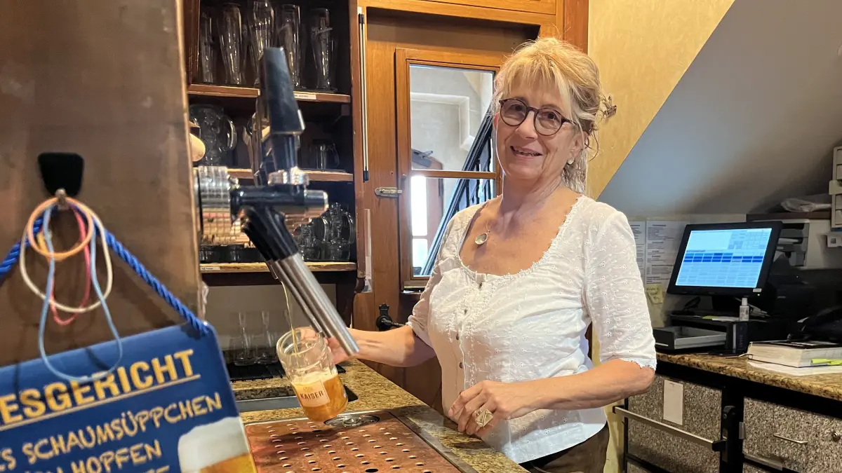 Noch zapft Christa Zoller Bier im Schlössle. Doch nach dem Winter soll den Betrieb jemand anderes führen.