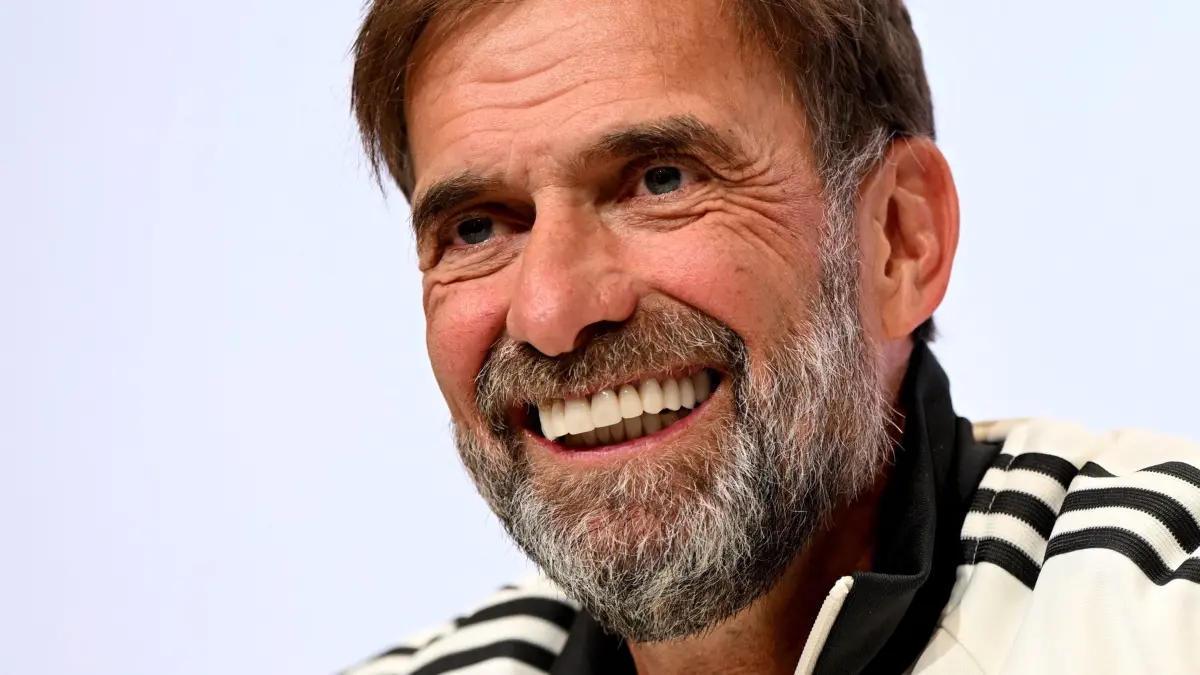 Abschluss-PK Nationalmannschaft vor dem Spiel gegen Serbien: 30.09.2026, Bayern, Herzogenaurach: Fußball: Nationalmannschaft, Abschlusspressekonferenz vor dem Nations-League-Spiel gegen Serbien. Bundestrainer Jürgen Klopp (Deutschland) lacht während der Pressekonferenz. Foto: Sven Hoppe/dpa +++ dpa-Bildfunk +++