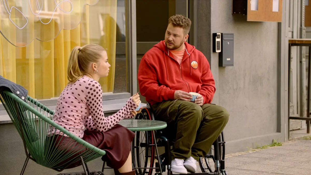 Jo Gerner hat es bei GZSZ auf Johannas Beziehung mit Jonas (Felix van Deventer) abgesehen.