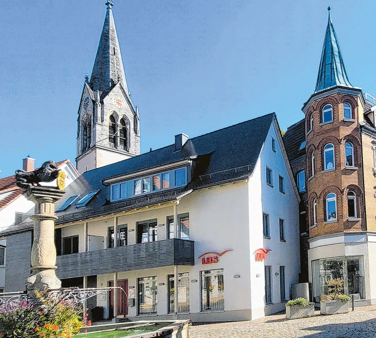 Ort des Biosphärenmarkts am 3. Oktober ist die Münsinger Innenstadt, hier der Blick vom Marktplatz hinüber zur Martinskirche.⇥Foto: Jürgen Herdin