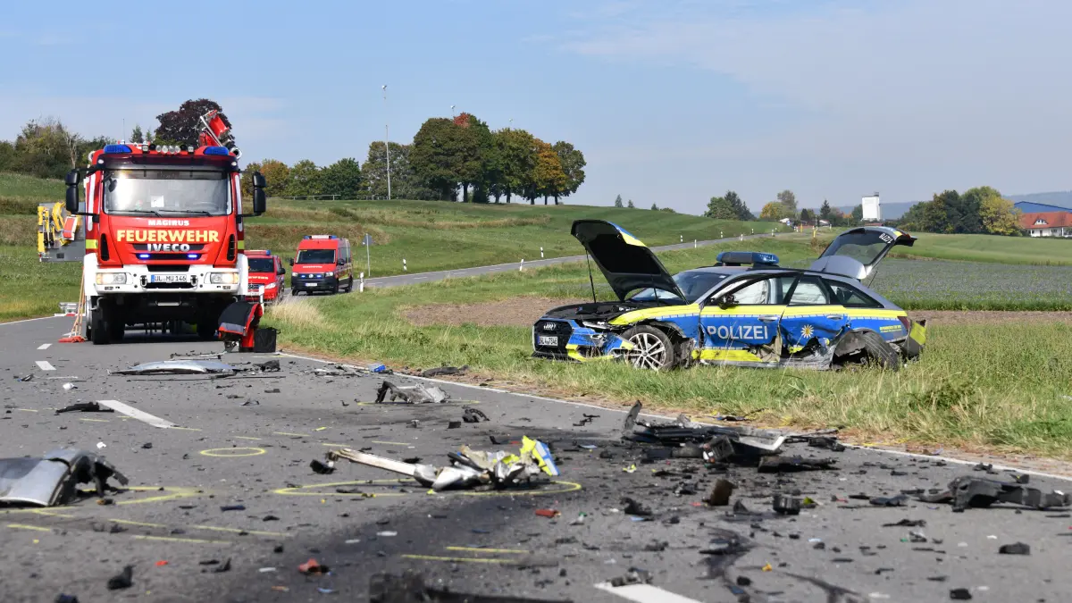 Die Feuerwehr war mit starken Kräften im Einsatz, um zu helfen. Auch eilten mehrere Rettungswagen und ein Notarzt an die Unfallstelle.