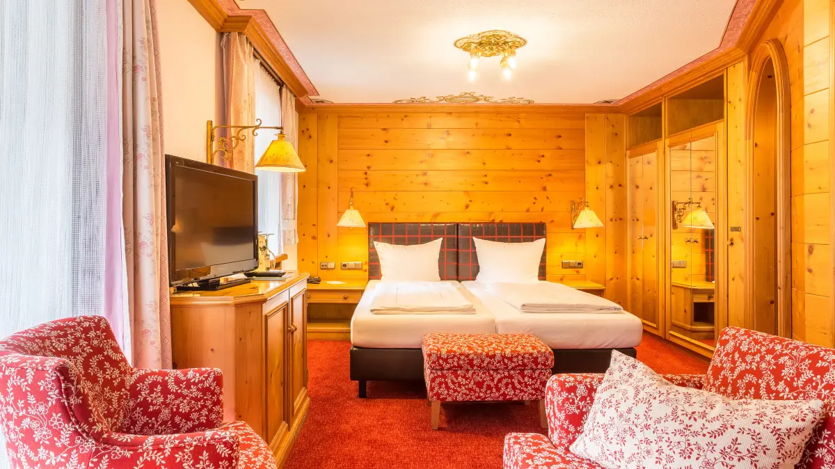 Warm, gemütlich und einladend sind die Zimmer im Vier-Sterne-Superior-Hotel gestaltet.