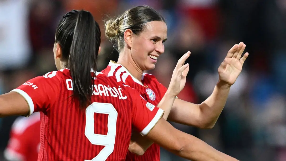 Klara Bühl : Fußball, Frauen: Champions League, Bayern München - Manchester City, Vorrunde, 1. Spieltag im Sportpark Unterhaching. Jovana Damnjanovic (l, Bayern München) jubelt mit Klara Bühl (Bayern München) über ein Eigentor von Manchester zum 2:0. (zu dpa: «3:0 in Lissabon: Bühl erlöst Bayern-Frauen»)
