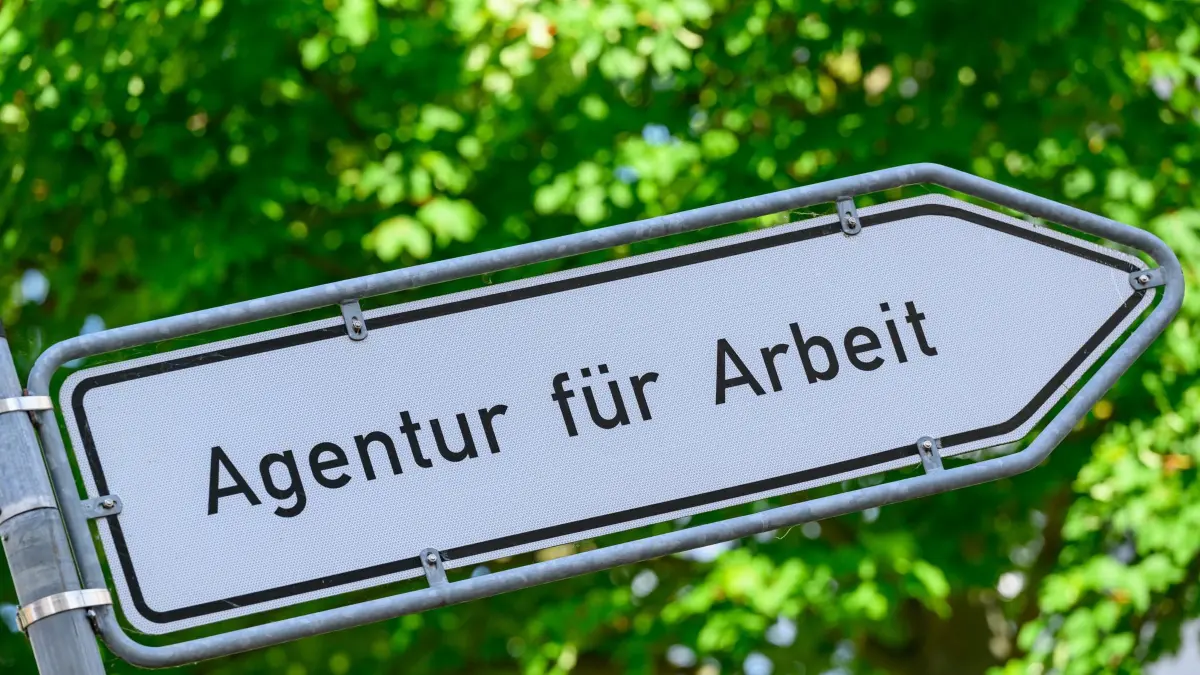 Agentur für Arbeit: Blick auf einen Wegweiser mit der Aufschrift «Agentur für Arbeit». (zu dpa: «Weniger Arbeitslose in Berlin im September»)