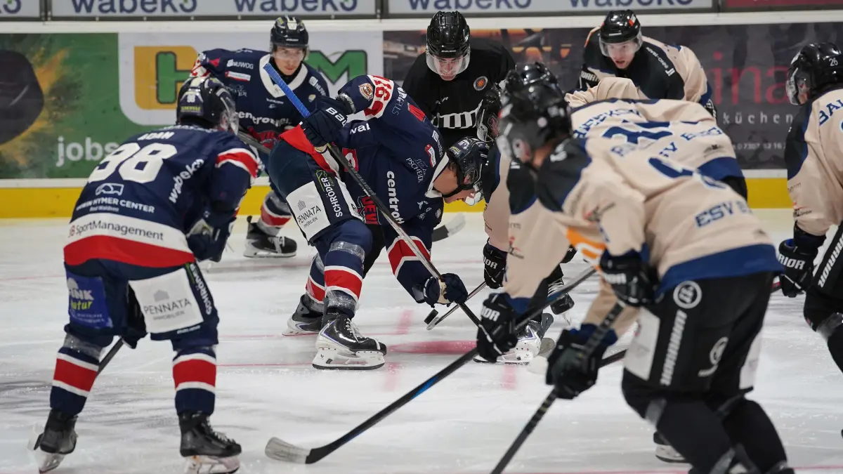 Das Auftaktbully für die Eishockey-Bayernliga wartet.