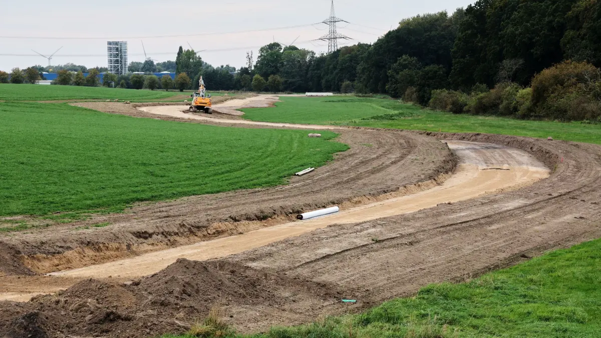 Baustelle für künftiges Großrechenzentrum: Erschließungsarbeiten der Gemeinde werden auf einem Areal, auf dem das Großrechenzentrum entstehen könnte, durchgeführt. Die Schwarz-Gruppe will hier 5,6 Milliarden investieren. Geplant ist der Bau eines Datacenters mit einer Kapazität von 240 Megawatt bis 2033. (zu dpa: «Dummerstorf goes digital - Milliarden für Mega-Rechenzentrum»)