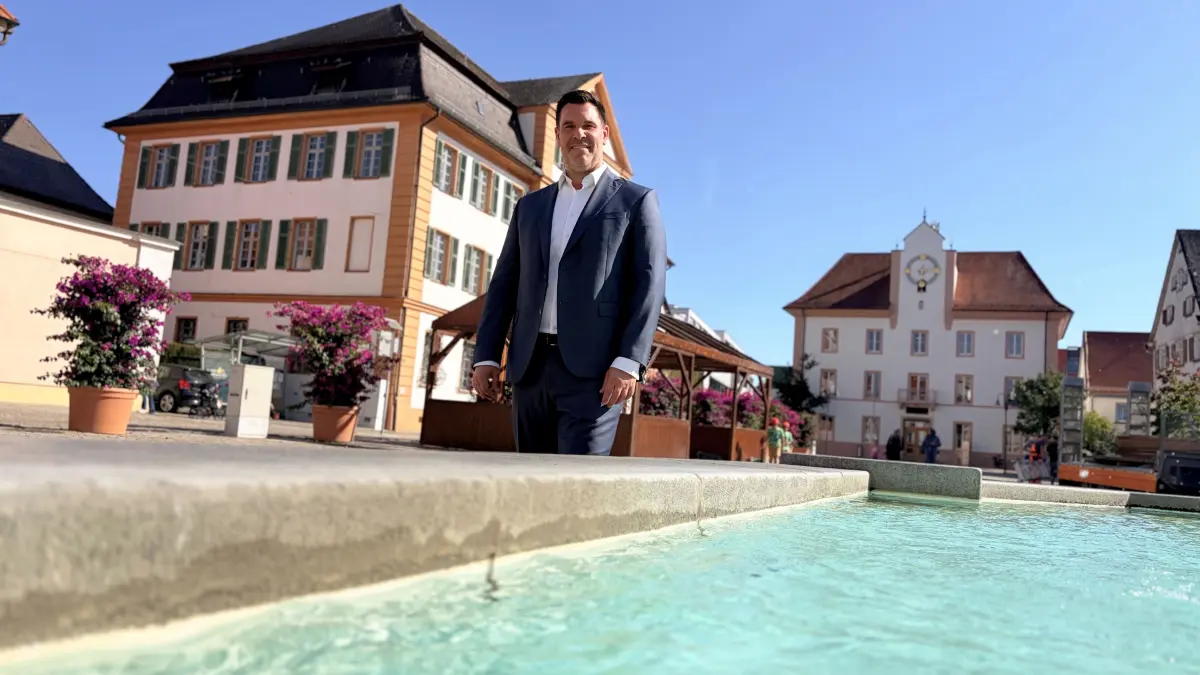 Martin Krämer am Theodulbrunnen, an dem er in den vergangenen Wochen viele Marktsamstage verbracht hat.