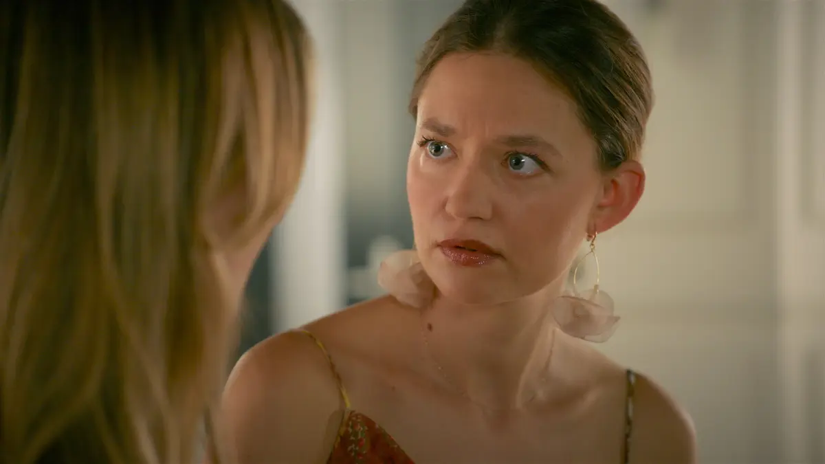 Nathalie Reichenbach (Amrei Haardt) ahnt, dass sie ihrer Cousine Isabelle (Ania Niedieck, Rückansicht) vorschnell ihre Hilfe zugesagt hat.