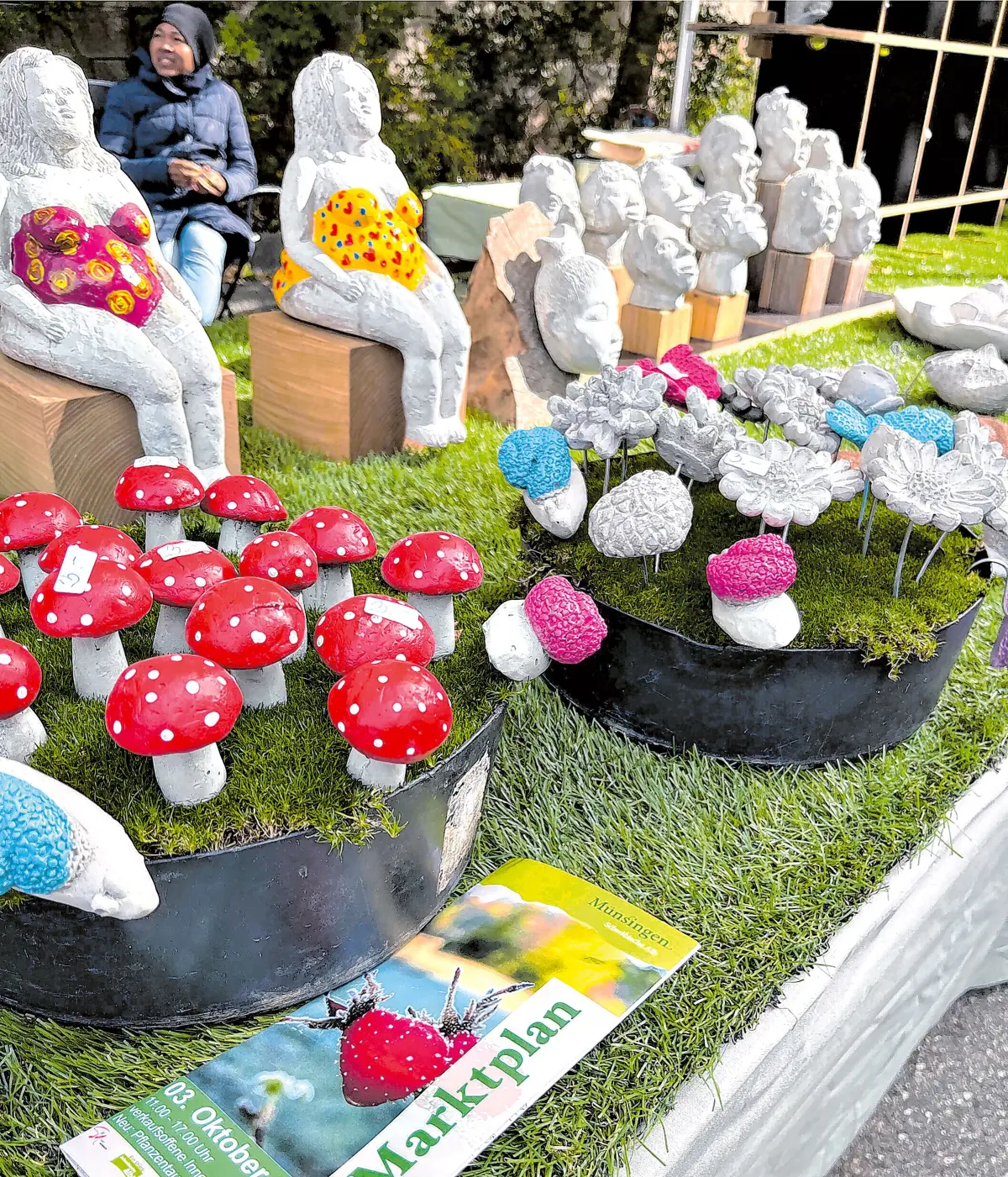 Viel Schönes für Haus und Garten ist auf dem Münsinger Biosphärenmarkt am 3. Oktober zu haben. Auch für ein vielseitiges kulinarisches Angebot ist natürlich wieder gesorgt. Übrigens: Am Stand der Pflanzentauschbörse (Stand Stadt Münsingen) gibt es auch wieder einen vergünstigten Kartenvorverkauf für die Münsinger Herbst-Veranstaltungen. ⇥Archivfotos: Stadt Münsingen/Maria Bloching (r)