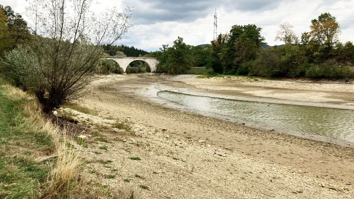 Kaum noch Wasser drin: der Stausee in Schömberg. Das Landratsamt verlängert das Wasserentnahmeverbot bis Ende November.