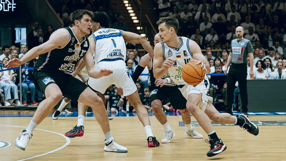Gianni Otto (rechts) spielt seit Februar 2025 für die HAKRO Merlins Crailsheim. Von 2020 bis 2024 stand der Point Guard bei den Tigers Tübingen unter Vertrag. Für die Tiger und den MBC aus Weißenfels bestritt er 37 Bundesliga-Spiele.