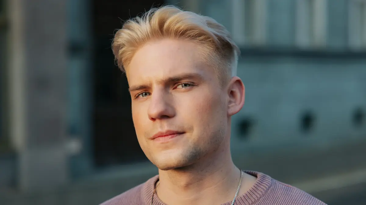 Moritz (Lennart Borchert) hängt sich bei GZSZ für seinen Job herein.