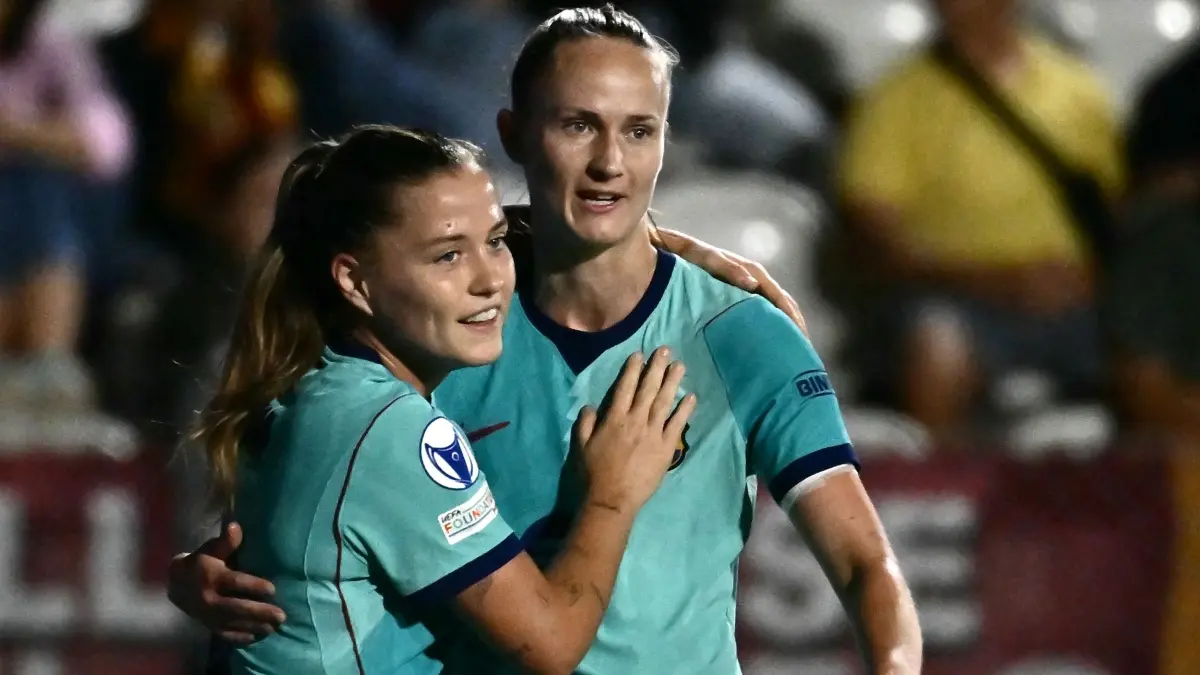 FBL-EUR-C1-WOMEN-ROMA-BARCELONA: Barcelona's Spanish forward #09 Claudia Pina (L) with celebrates after her team scored a goal during the UEFA Women's Champions League - League phase, Matchday 2 - football match between AS Roma and FC Barcelona Femini at the Tre Fontane Stadium in Rome on September 30, 2026. (Photo by Filippo MONTEFORTE / AFP)