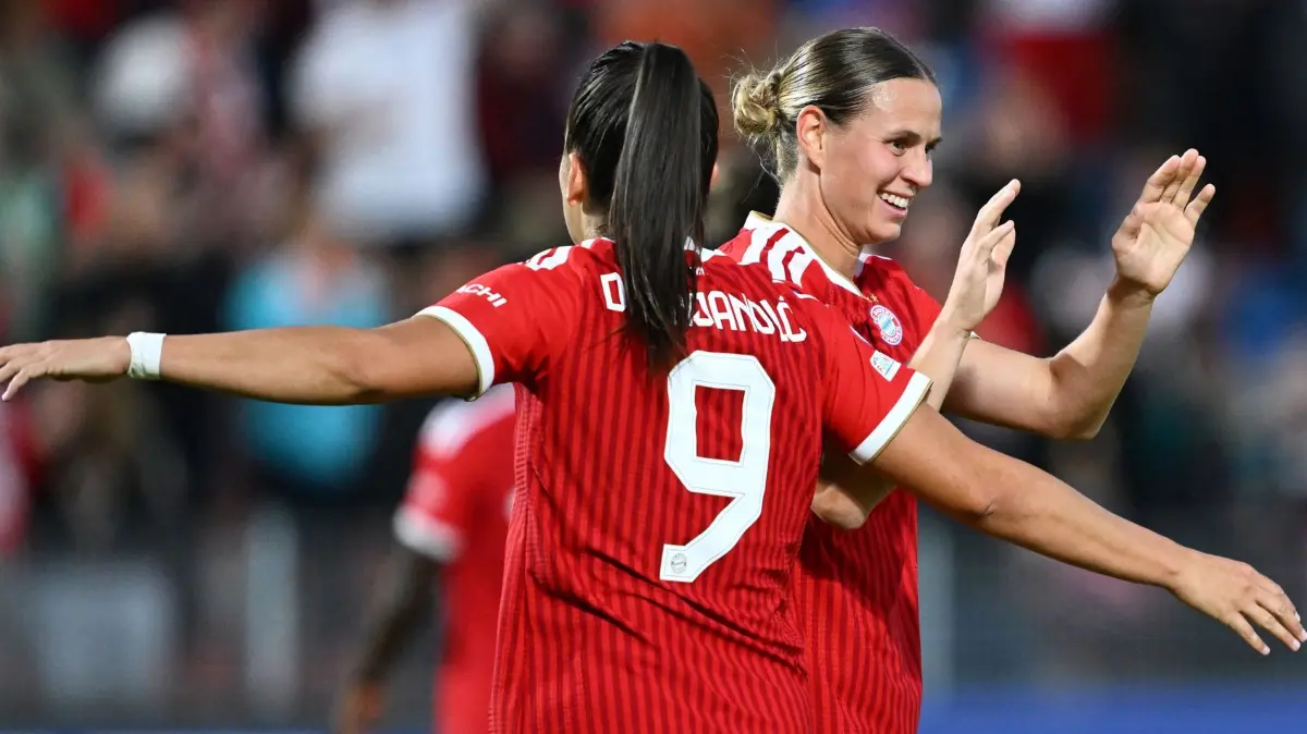 Klara Bühl : Fußball, Frauen: Champions League, Bayern München - Manchester City, Vorrunde, 1. Spieltag im Sportpark Unterhaching. Jovana Damnjanovic (l, Bayern München) jubelt mit Klara Bühl (Bayern München) über ein Eigentor von Manchester zum 2:0. (zu dpa: «3:0 in Lissabon: Bühl erlöst Bayern-Frauen»)