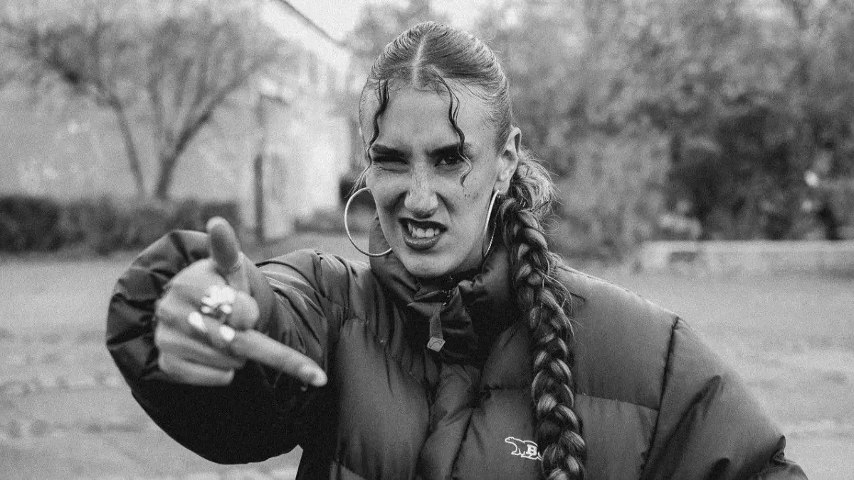 Die Rapperin Serenadeyou macht "verletzliche Baddie-Rap" und tritt am Freitag beim Antikriegskonzert im Sudhaus auf.
