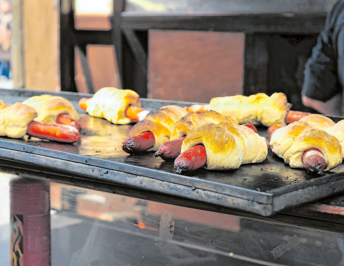 Deftiges „im Schlafrock“: Rote Würste vom Grill sind weiterhin ein Renner bei jeglicher Festivität.⇥PR