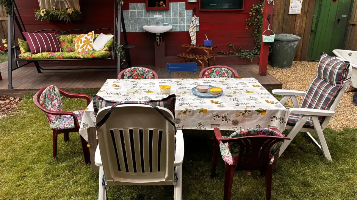 Neben klassischen Gartenmöbeln können die Bewohnerinnen und Bewohner auch in der Hollywoodschaukel die Zeit genießen.