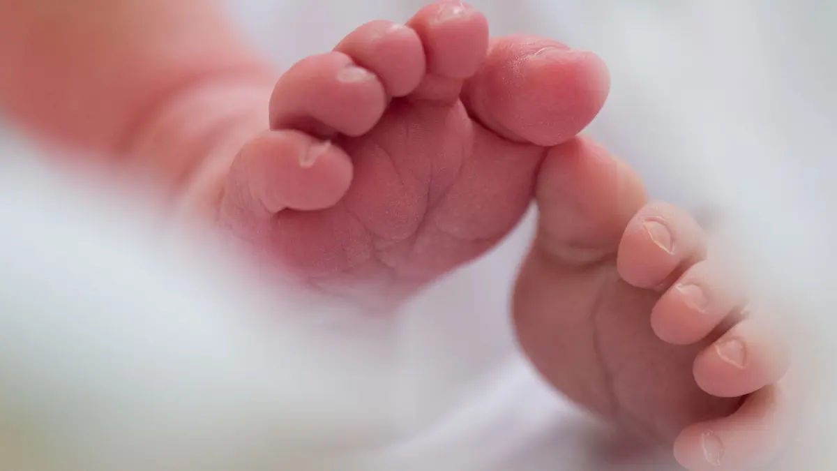 Illustration - Geburten: ARCHIV - 21.08.2016, Sachsen, Dresden: Ein Säugling liegt in einem Bett auf der Wochenstation. (zu dpa: «Tod eines Babys - Urteil im Prozess gegen Hebamme erwartet») Foto: Arno Burgi/dpa-Zentralbild/dpa +++ dpa-Bildfunk +++