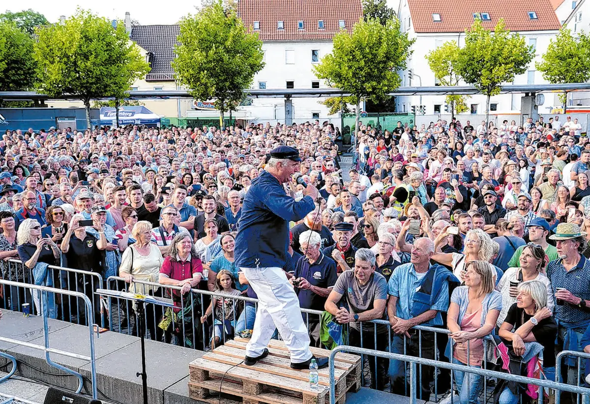 Besatzung Delta Old Hamburg und Marineheim Rottenburg 4.10.2023.Bild: Charly Kuball⇥Charly Kuball