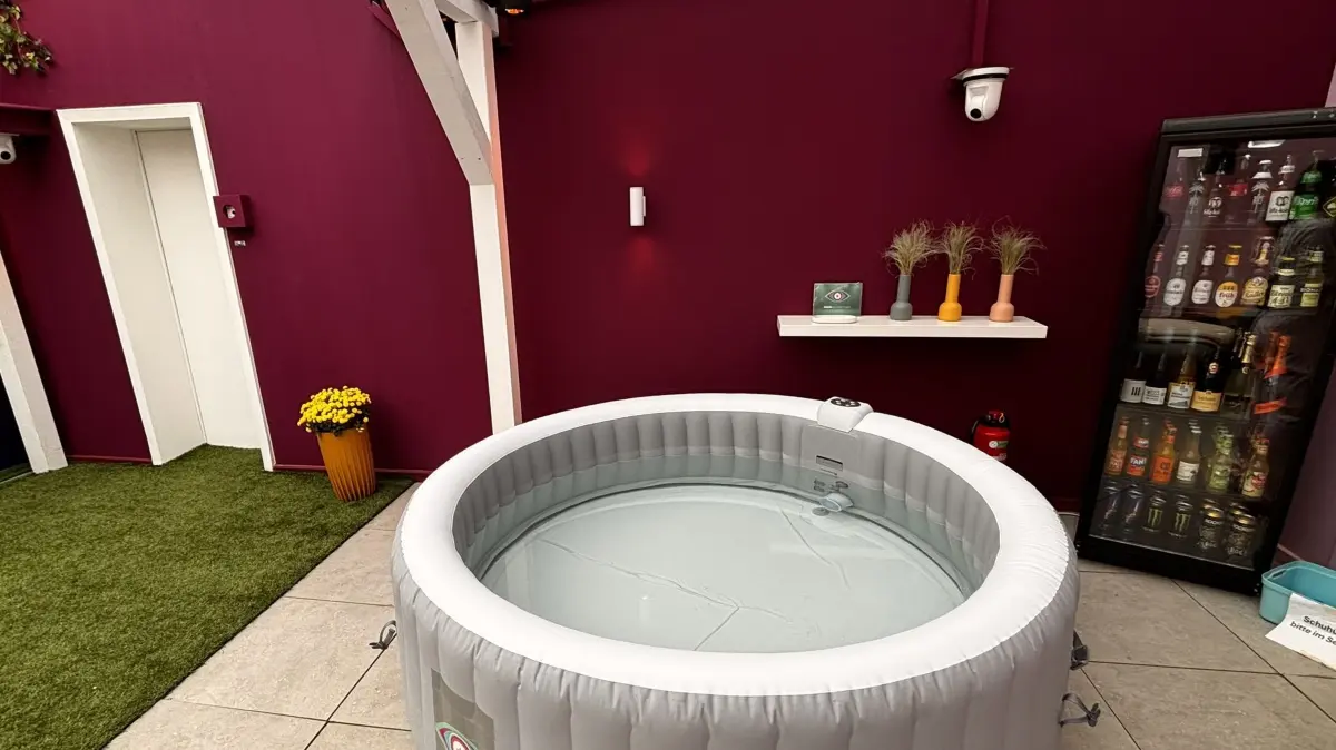 Ein prallgefüllter Kühlschrank für die durstigen Promis im Luxusbereich.