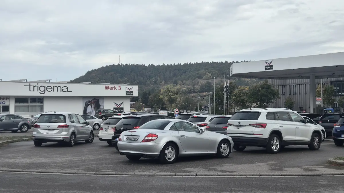 Lange Schlangen bei der Trigema-Tankstelle