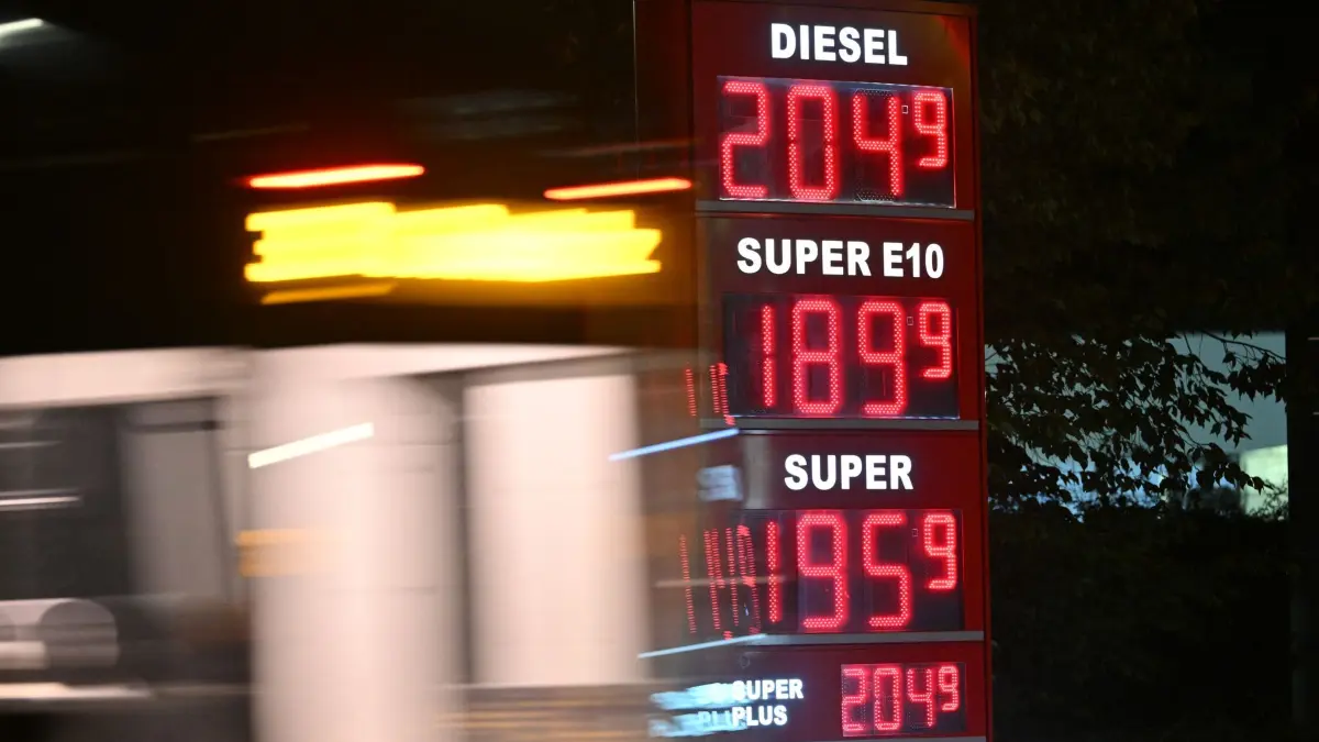 Tankrabatt tritt in Kraft: Kraftstoffpreise stehen auf der Preistafel einer Tankstelle. Vom 1. Oktober bis Ende Dezember 2026 wird die Energiesteuer auf Benzin und Diesel um rund 14 Cent je Liter gesenkt. Mit Mehrwertsteuer ergibt sich nach Angaben der Bundesregierung eine Entlastung von bis zu 17 Cent pro Liter. (zu dpa: «Tankrabatt: An der Zapfsäule purzeln die Preise»)