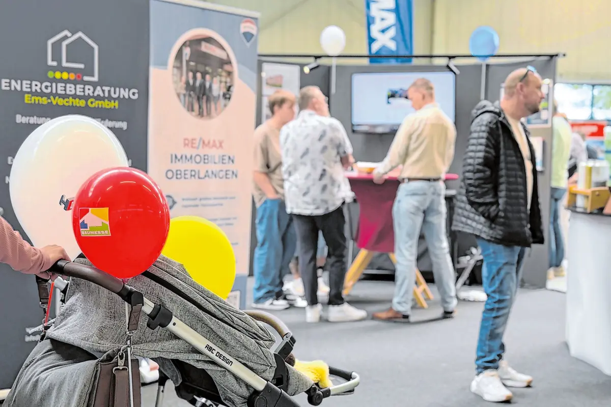 Die Aussteller zeigen die Vorzüge ihrer Produkte oftmals direkt vor Ort (Bildmaterial von der Baumesse Lingen 2026). Fotos: Baumesse Tübingen