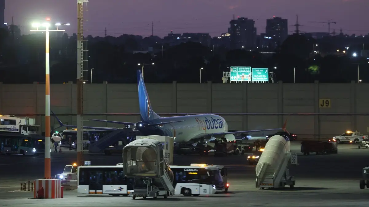 Flugvorfall im Nahen Osten: 30.09.2026, Israel, Tel Aviv: Ein Ersatzflugzeug von Flydubai landet auf dem Flughafen Ben Gurion. Ein Flug von Dubai nach Tel Aviv wurde nach einer heftigen Auseinandersetzung im Cockpit nach Saudi-Arabien umgeleitet. Israels Regierung geht von einem versuchten dschihadistischen Terroranschlag aus - wichtige Fragen sind aber noch offen. Foto: Gil Cohen-Magen/dpa +++ dpa-Bildfunk +++