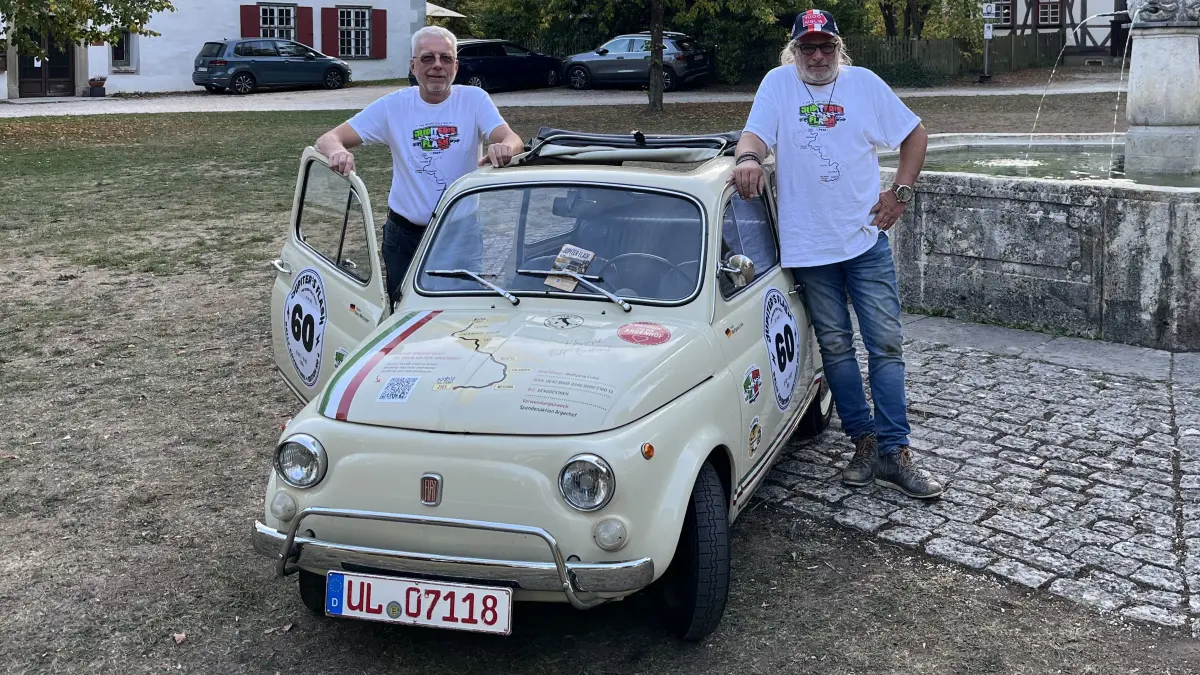 Wolfgang Eckle (rechts) und Hans Metzinger starten an diesem Freitag mit ihrem Fiat 500 aus dem Jahr 1973 von Blaubeuren aus zu einer achtägigen Italien-Abenteuer-Rallye bis Palermo.