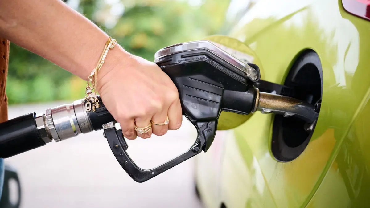 Tankrabatt tritt in Kraft: 01.10.2026, Bremen: Ein Auto wird an einer Tankstelle getankt. Vom 1. Oktober bis Ende Dezember 2026 wird die Energiesteuer auf Benzin und Diesel um rund 14 Cent je Liter gesenkt. Mit Mehrwertsteuer ergibt sich nach Angaben der Bundesregierung eine Entlastung von bis zu 17 Cent pro Liter. Foto: Sina Schuldt/dpa +++ dpa-Bildfunk +++
