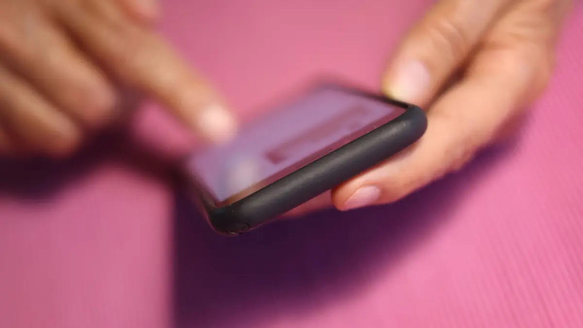 Eine Frau tippt auf einem iPhone: Mäusegift im Restaurant - und der Hund hat etwas davon gefressen? Das darf man auf Social Media als massives Sicherheits- und Hygieneversagen des Restaurants bezeichnen, hat das Oberlandesgericht Frankfurt am Main entschieden. (zu dpa: «Urteil: Dackel frisst Gift im Restaurant - Insta-Kritik ok?»)