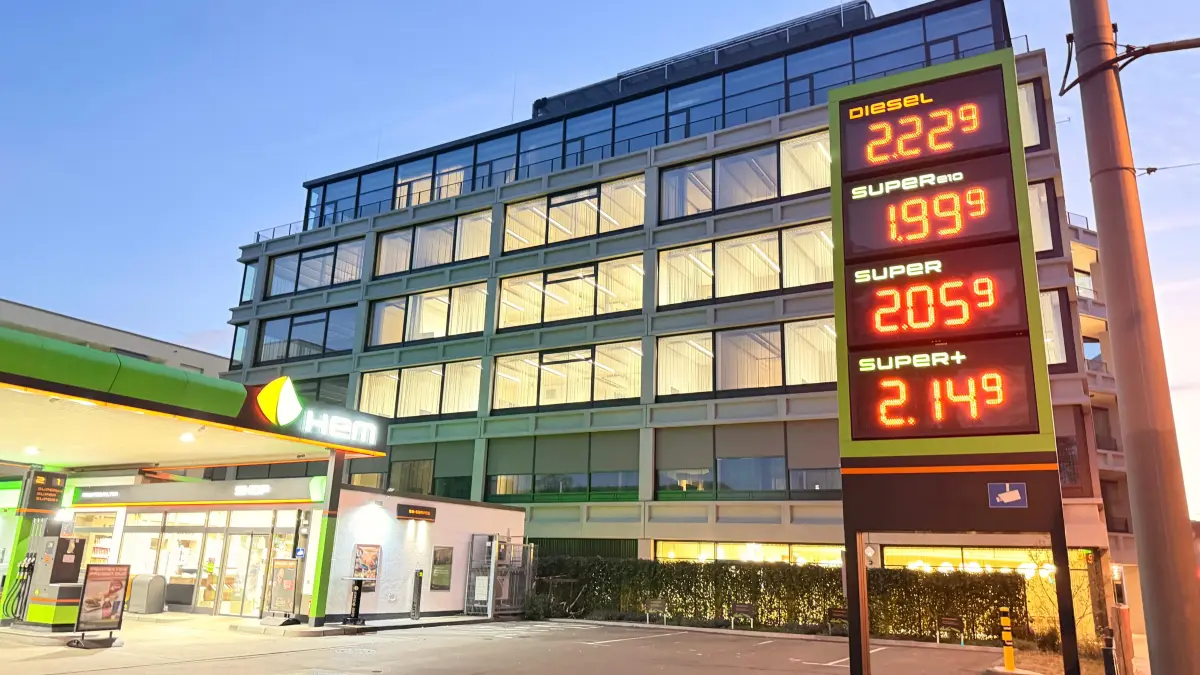 Die Preise an den Tankstellen sind am 1. Oktober dank des Tankrabatts gesunken - E10 kostete an dieser Tankstelle in der Ulmer Olgastraße kurz vor 7 Uhr sogar wieder unter 2 Euro.