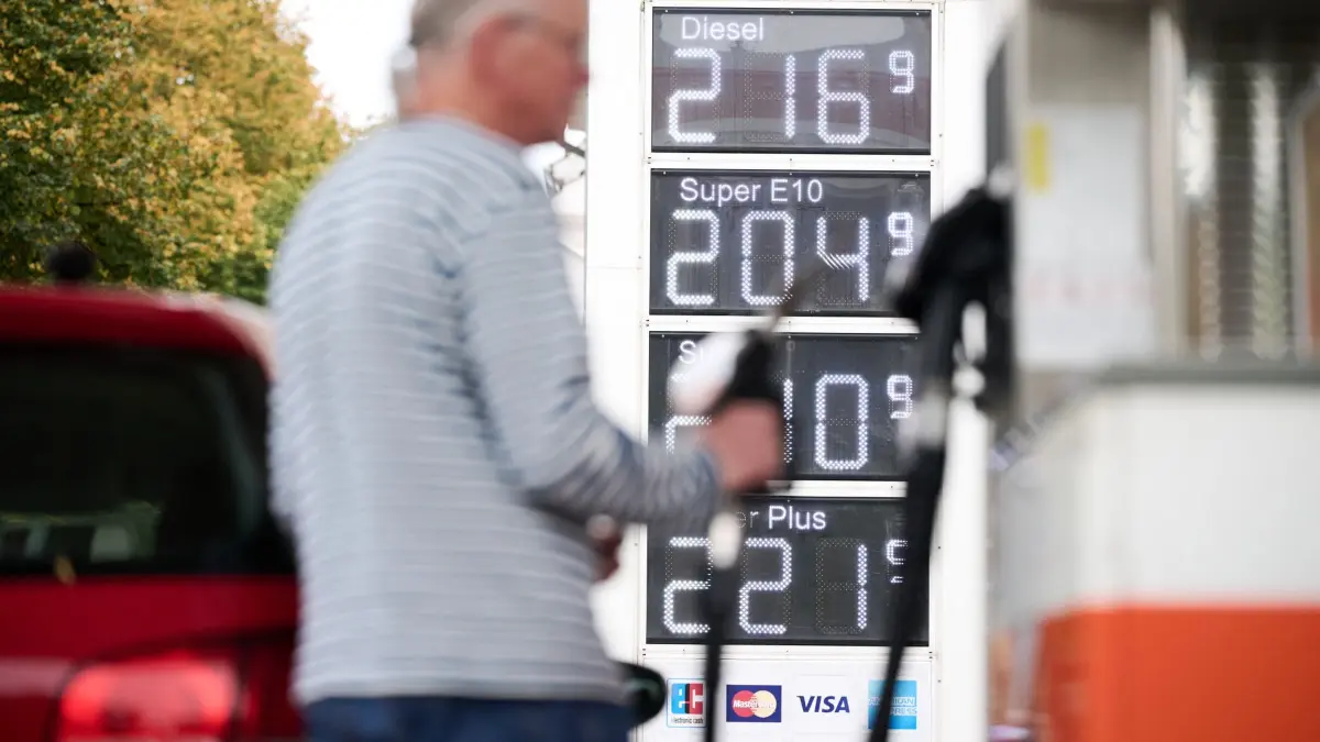 Tankrabatt tritt in Kraft: 01.10.2026, Bremen: Ein Auto wird an einer Tankstelle getankt. Vom 1. Oktober bis Ende Dezember 2026 wird die Energiesteuer auf Benzin und Diesel um rund 14 Cent je Liter gesenkt. Mit Mehrwertsteuer ergibt sich nach Angaben der Bundesregierung eine Entlastung von bis zu 17 Cent pro Liter. Foto: Sina Schuldt/dpa +++ dpa-Bildfunk +++
