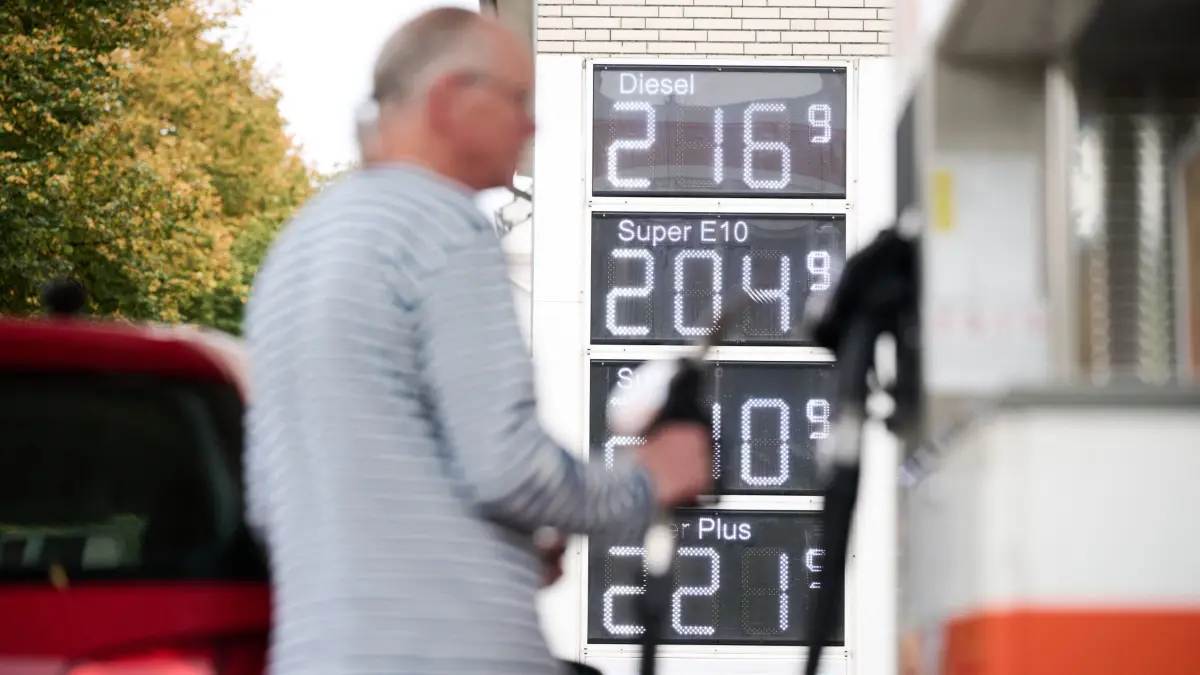 Tankrabatt tritt in Kraft: 01.10.2026, Bremen: Ein Auto wird an einer Tankstelle getankt. Vom 1. Oktober bis Ende Dezember 2026 wird die Energiesteuer auf Benzin und Diesel um rund 14 Cent je Liter gesenkt. Mit Mehrwertsteuer ergibt sich nach Angaben der Bundesregierung eine Entlastung von bis zu 17 Cent pro Liter. Foto: Sina Schuldt/dpa +++ dpa-Bildfunk +++