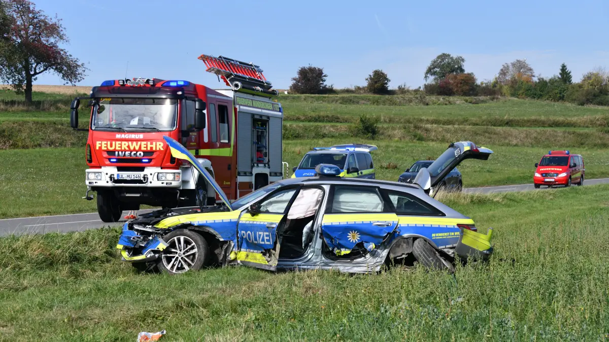 Am Streifenwagen entstand bei dem Unfall Totalschaden.