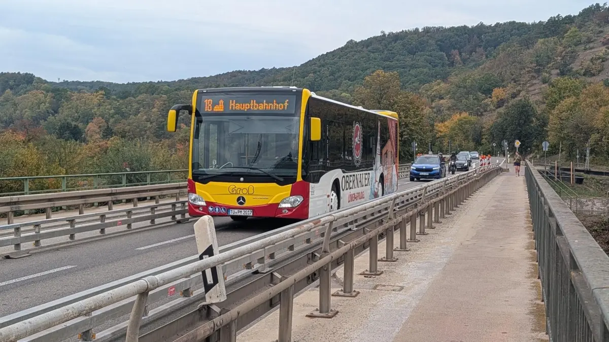 Tübus: Ein Bus der Linie 18 überquert die L371-Brücke von Hirschau nach Tübingen.