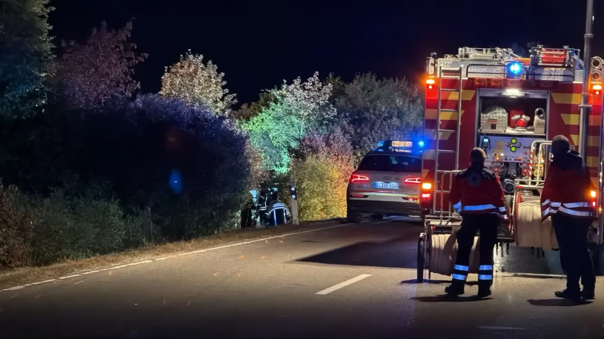 Feuerwehr, Rettungsdienst und Polizei sind nach einem Unfall zwischen Bitz und Winterlingen im Einsatz. Die Straße bleibt vorerst voll gesperrt.