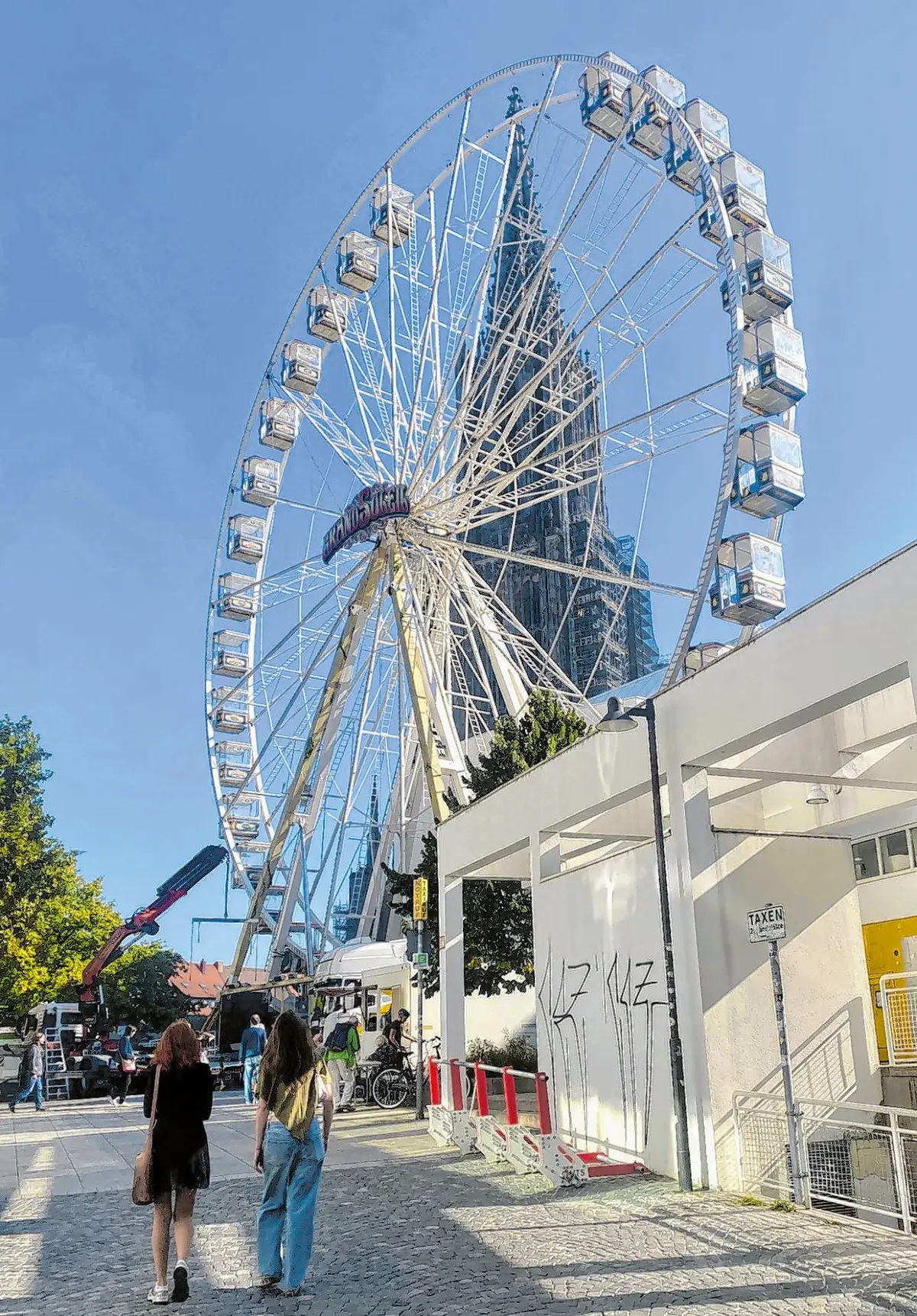 Schlendern über den Herbstmarkt, Delikatessen genießen und zum Abschluss eine Runde Riesenrad fahren: Alles möglich am verkaufsoffenen Sonntag in Ulm am 4. Oktober.