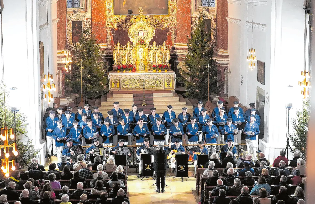 Der Shanty Chor der Marinekameradschaft Rottenburg beim Weihnachtskonzert 2023 in der Kloster- und Wallfahrtskirche Weggental.
