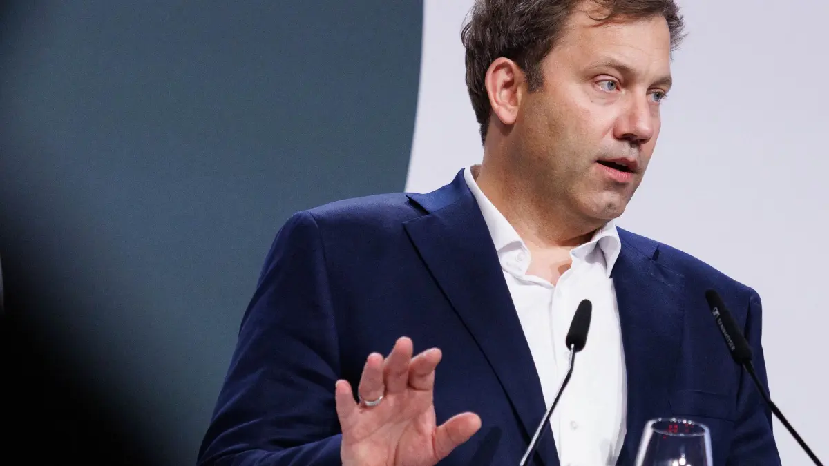 Finanzminister Lars Klingbeil: Lars Klingbeil (SPD), Bundesminister der Finanzen, spricht bei der Veranstaltung zur Vorstellung Jahresbilanz der Initiative Made for Germany. (zu dpa: «Kanzleramt stoppt vorerst Klingbeils Zuckersteuer»)