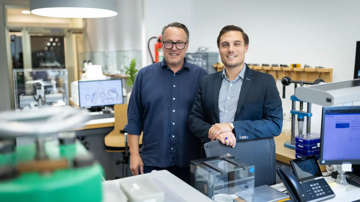 Goldschmiedewerkstatt von Juwelier Schumacher: Stuttgart, Baden-Württemberg, 01.10.2026:
Goldschmiedewerkstat vom Juwelier Schumacher am Marktplatz.
Im Bild: Michael Schleicher (.l) und Philipp Schleicher (r.)
Notiz: No model release. Kein Einverständnis für Werbung, keine Weitergabe an Dritte.