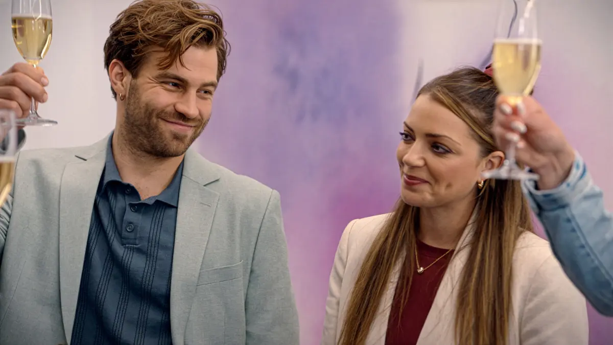 GZSZ: Hier können Julian (Onno Buß) und Emily (Anne Menden) noch lachen. Wenig später kommt es zu einem folgenschweren Unfall.