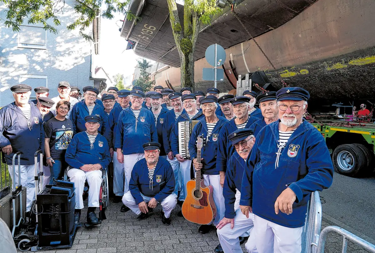 Zwischenstop in Bad Rappenau beim Transport des U-Boots U 17 von Kiel nach Sinsheim. Der Shanty-Chor der Marinekameradschaft Rottenburg war mit dabei. ⇥Foto: Karl-Heinz Kuball
